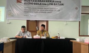 Stasion Manager Seila FM sekaligus Manager Rasil Network, Angga Aminudin (kiri), Ketua MUI Kota Batam Lukman Rifa'i (kanan) saat memberikan sambutan dalam Musyawarah Kerja 2023 Radio Seila 104.3 FM Batam pada Ahad, 29 Januari 2023 (Rasilnews)