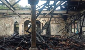 Kondisi masjid di Garut pasca dibakar pria yang diduga ODGJ (Detik.com)